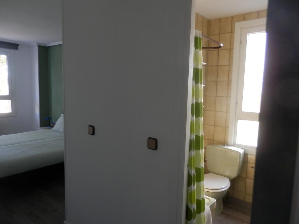 H.A.N.D Surf Hostel Langre  Rum bild